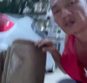 王北斗第四十次依宋梓欣《江南》编唱《7.4百米之外的泥泞路徒手搬运七十斤重的水泥石