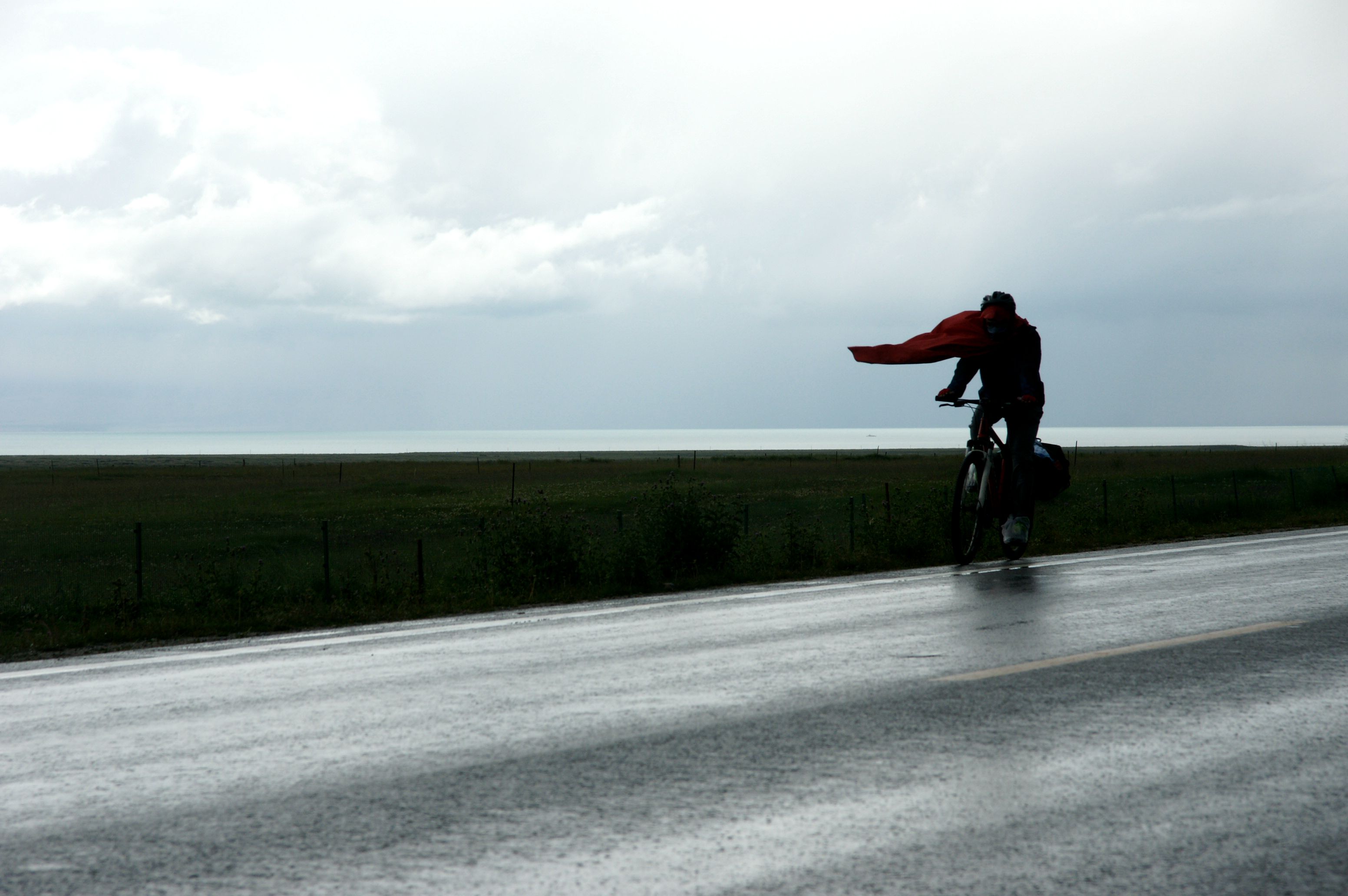 骑行者——摄于青海湖畔