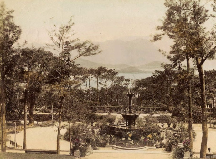 香港动植物公园是香港最早建立的公园，位于中环雅宾利道，原为香港总督的官邸，后改建.jpg