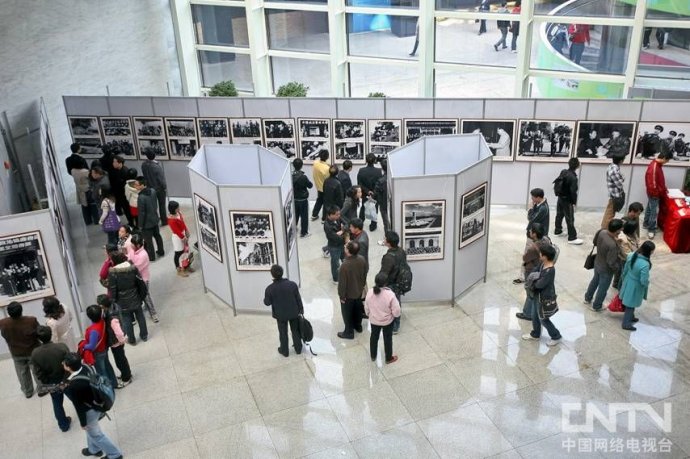 老照片收藏家李跃平，2013年春节应邀在深圳图书馆，举办的大型中国老照片展览。（中国.jpg