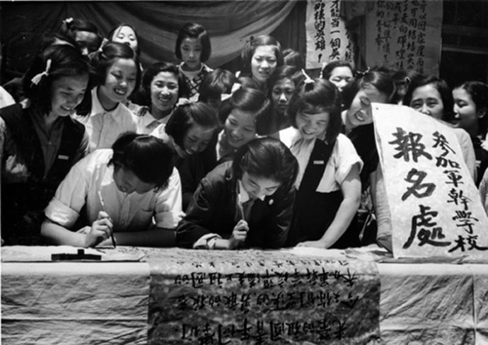 1951年，北京市各校学生在听到中央人民政府政务院关于军事干部学校招收学生的决定后，.jpg