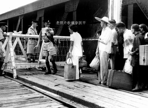 1957年的深圳罗湖桥。深圳。香港英国当局用铁丝网拦住要道，阻挡到香港会亲的同胞通过.jpg