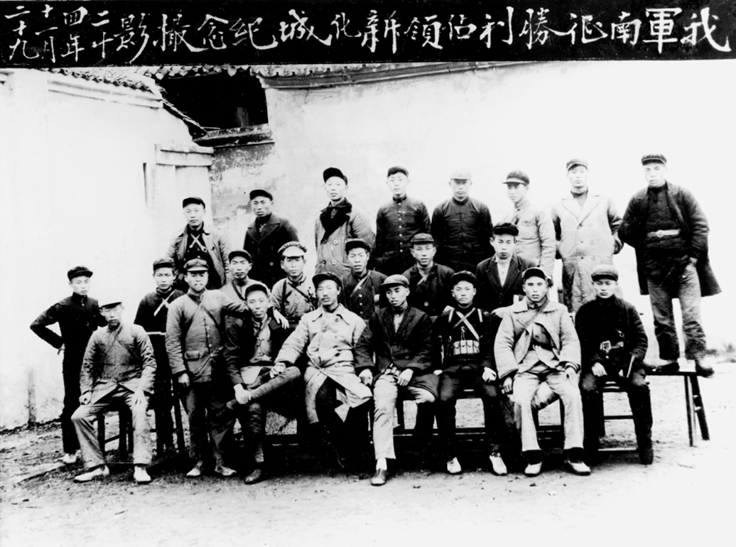 1935年11月，红军红六军团南征占领湖南新化，前排左三王震，左四夏曦，左五萧克。珍贵.jpg