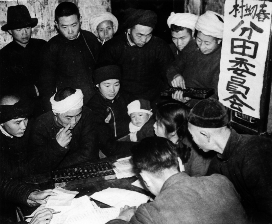 翻身的人们土地改革. 1951年湖南岳阳县第一区麻塘乡春坳村，贫雇农组织了分田委员会。.jpg