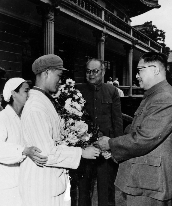 1966年2月8日，国务院副总理贺龙、国防委员会副主席叶剑英前往广州部队总医院看望钢铁.jpg