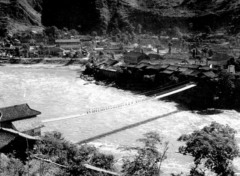 1935年5月，中国工农红军长征时经过的四川泸定铁索桥。1950年代拍摄。.jpg