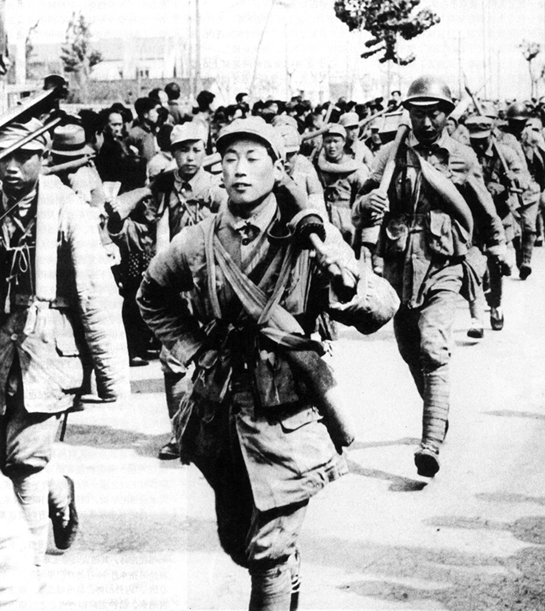 1949年4月24日清晨，解放军部队进入南京市西门，行进在中山大道上。解放南京.jpg