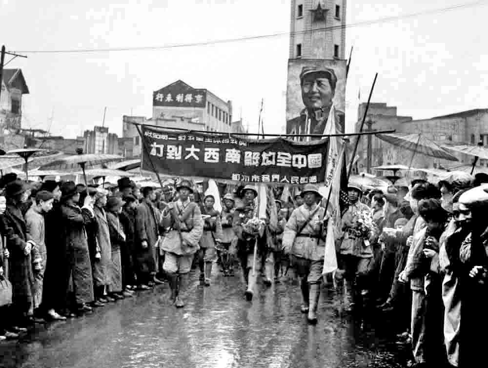 1949年11月30日，重庆解放后，人民解放军继续向成都进发，追击国民党军队，很快就解放.jpg