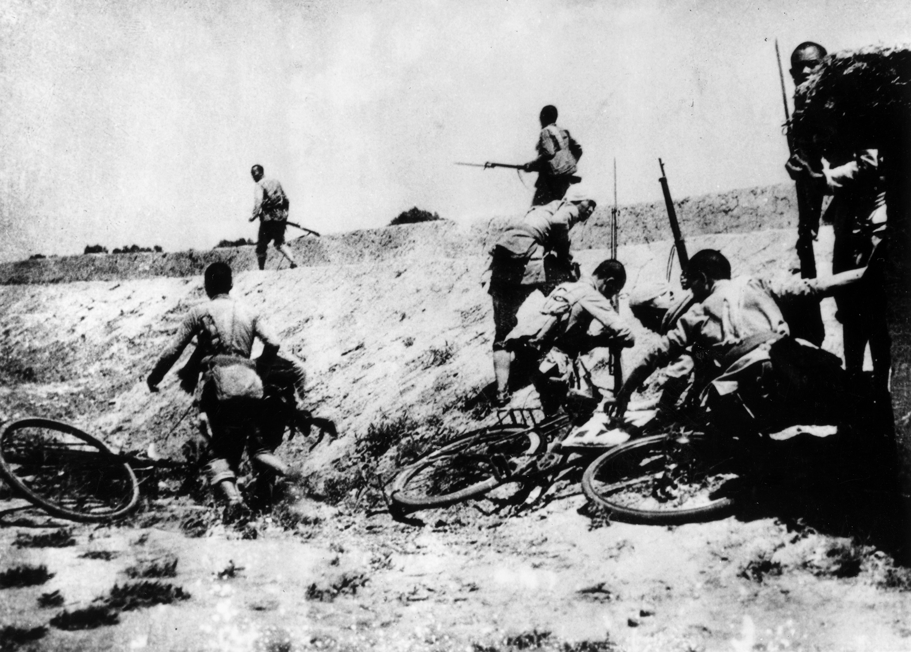 1943年6月，晋察晋我敌后武工队伏击定县敌人的自行车队。抗战时期01026.jpg