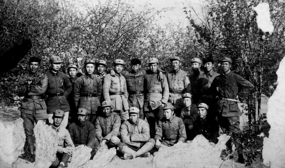 1937年4月28日，红大一期一科留延安同学合影：前排左起：莫文骅、刘亚楼、罗瑞卿、朱.jpg