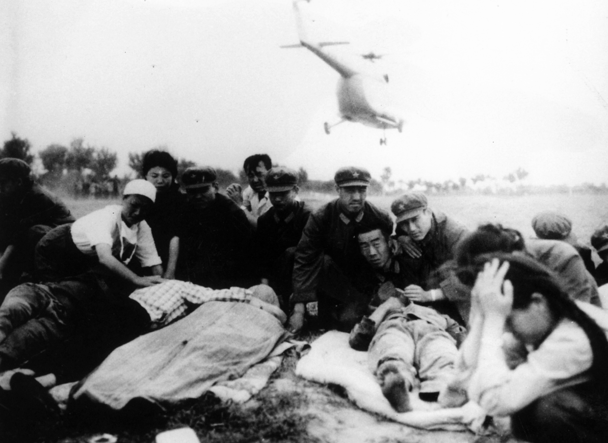 1976年7月28日，解放军指战员在唐山机场运送重伤员到外地治疗。唐山大地震.jpg