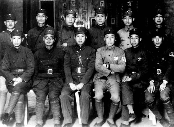 1940年春，袁国平、叶挺、陈毅、粟裕（前排左起中间四人）等新四军军部领导人合影。（.jpg