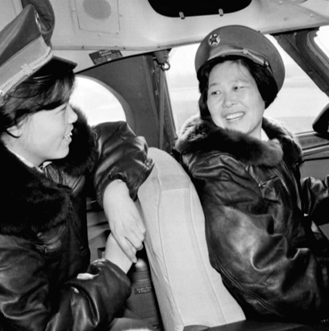 　图为优秀机长汪云（右）曾为周恩来总理飞过专机。1960年代.jpg
