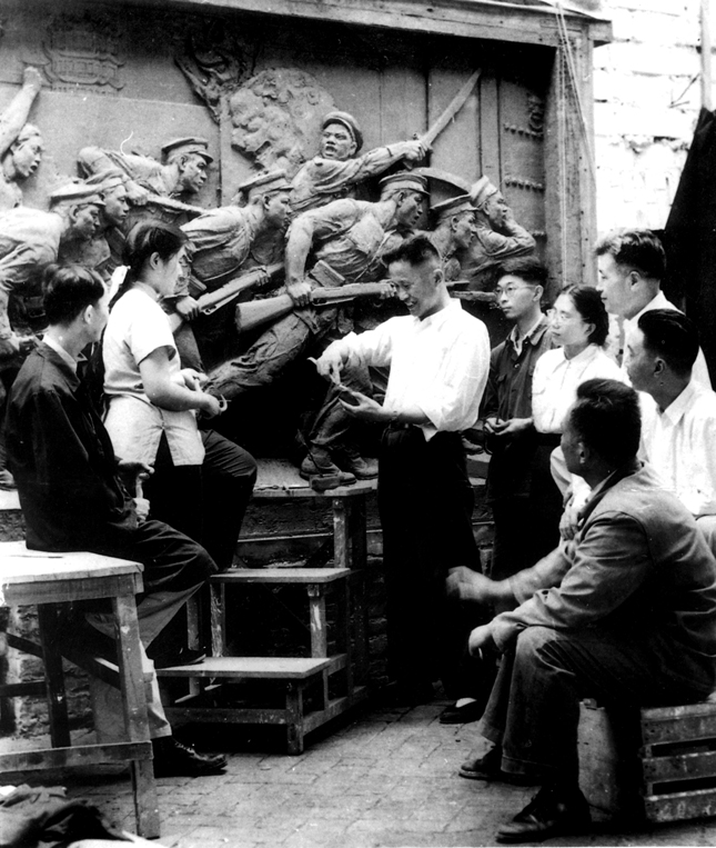 著名雕塑家刘开渠在创作人民英雄纪念碑现场。北京，1950年代.jpg