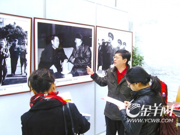老照片与红色文物收藏家李跃平，在展览大厅介绍精彩内容。.thumb.jpg