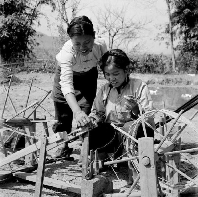 1959年，阿昌族姑娘纺线织筒裙。中国云南.jpg