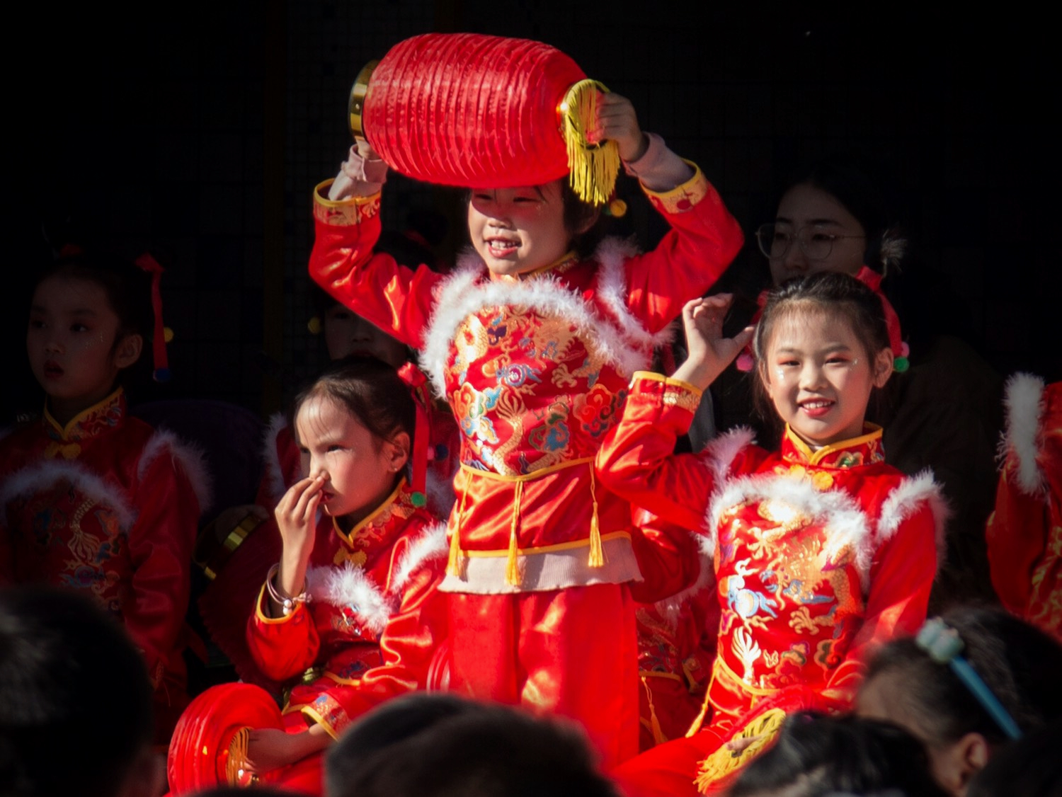 欢庆新年 周文静 摄.jpg