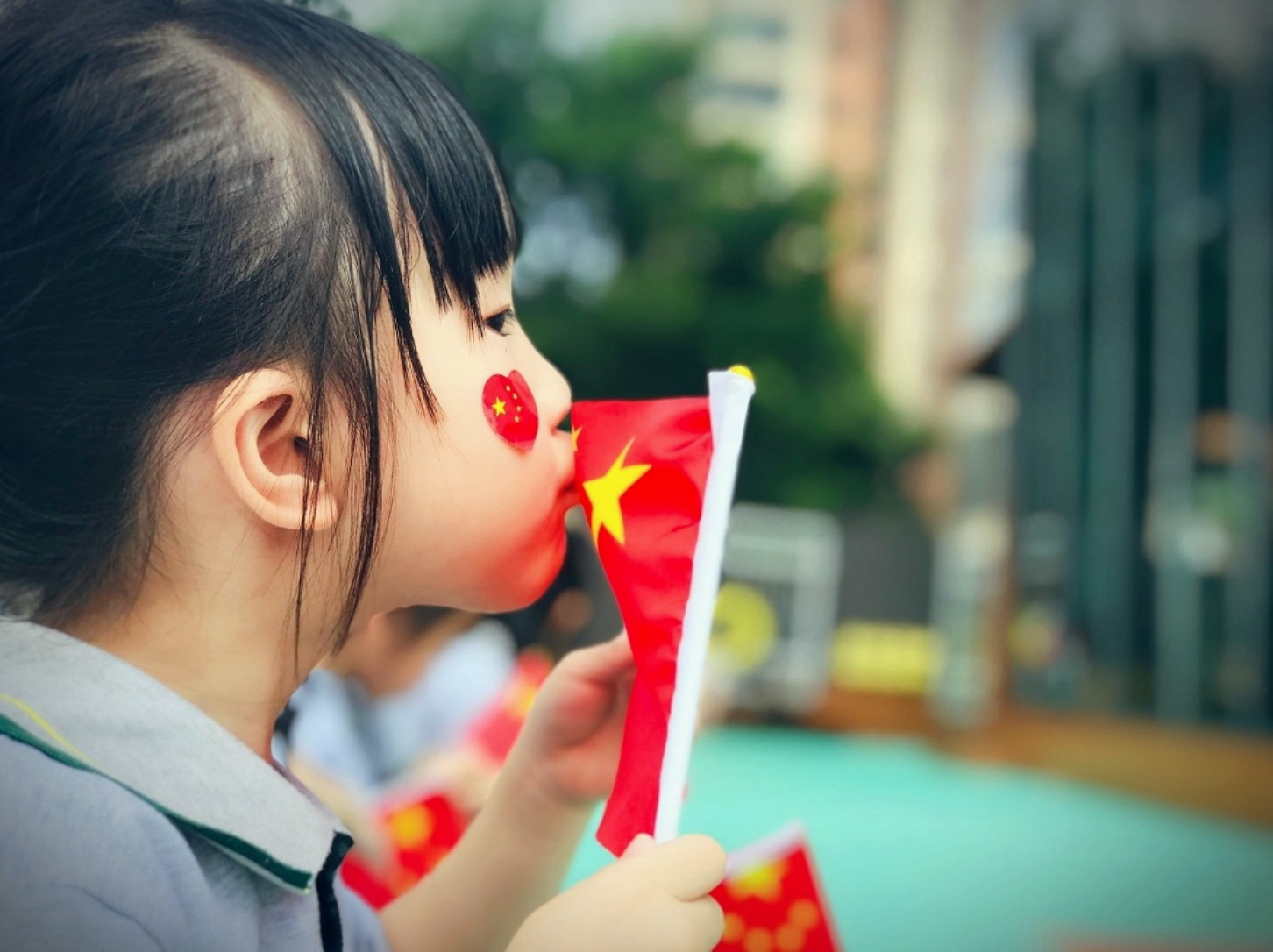 一吻而情深 周文静 摄.jpg